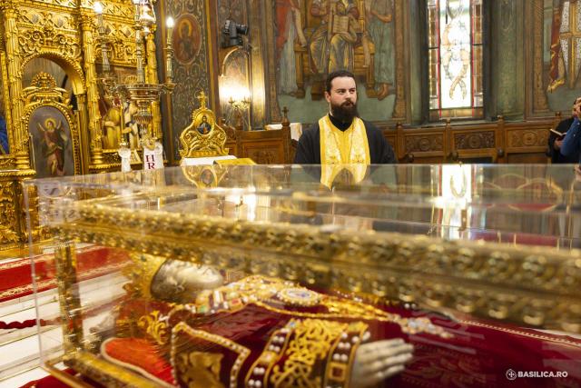 Moaștele întregi ale Sfintei Împărătese Elena au fost întâmpinate la Catedrala Patriarhală / Foto: Mircea Florescu / basilica.ro Moaștele întregi ale Sfintei Împărătese Elena au fost întâmpinate la Catedrala Patriarhală