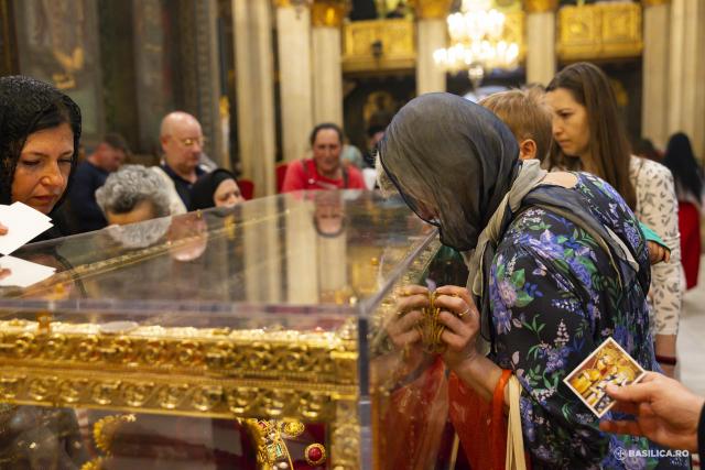 Moaștele întregi ale Sfintei Împărătese Elena au fost întâmpinate la Catedrala Patriarhală / Foto: Mircea Florescu / basilica.ro Moaștele întregi ale Sfintei Împărătese Elena au fost întâmpinate la Catedrala Patriarhală