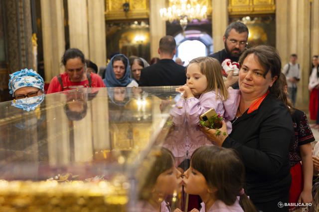 Moaștele întregi ale Sfintei Împărătese Elena au fost întâmpinate la Catedrala Patriarhală / Foto: Mircea Florescu / basilica.ro Moaștele întregi ale Sfintei Împărătese Elena au fost întâmpinate la Catedrala Patriarhală