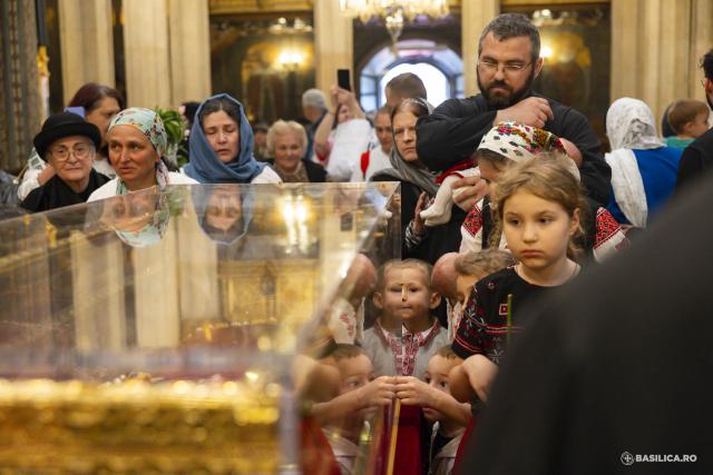 Moaștele întregi ale Sfintei Împărătese Elena au fost întâmpinate la Catedrala Patriarhală / Foto: Mircea Florescu / basilica.ro Moaștele întregi ale Sfintei Împărătese Elena au fost întâmpinate la Catedrala Patriarhală