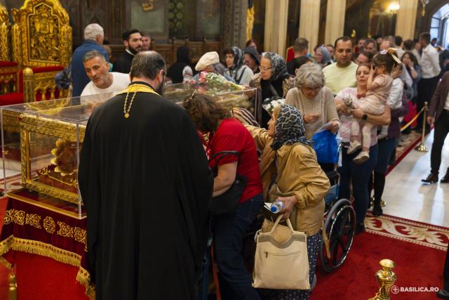 Moaștele întregi ale Sfintei Împărătese Elena au fost întâmpinate la Catedrala Patriarhală