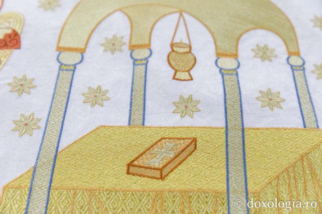 Liturghia îngerească într-un pocrovăț brodat la Mănăstirea Copou