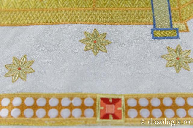 Liturghia îngerească într-un pocrovăț brodat la Mănăstirea Copou