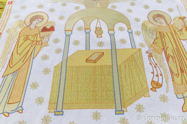 Liturghia îngerească într-un pocrovăț brodat la Mănăstirea Copou