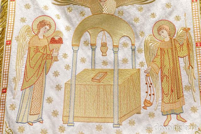 Liturghia îngerească într-un pocrovăț brodat la Mănăstirea Copou
