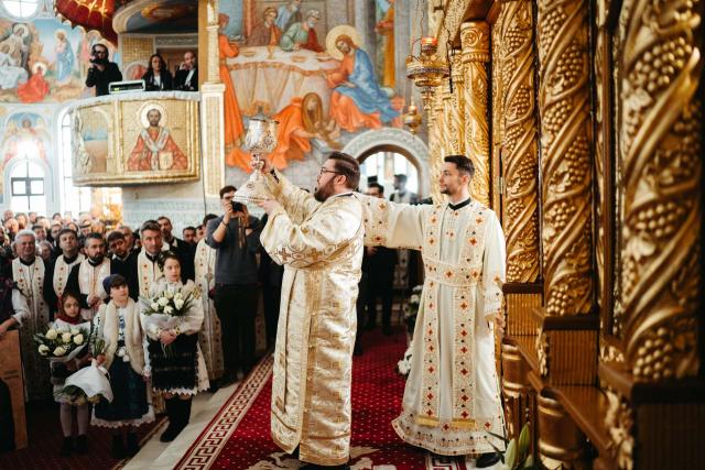 Întronizarea Preasfințitului Părinte BenedicÎntronizarea Preasfințitului Părinte Benedict ca Episcop al Sălajului / Foto: Rotund Perfectt ca Episcop al Sălajului / Foto: Rodund Perfect Întronizarea Preasfințitului Părinte Benedict ca Episcop al Sălajului