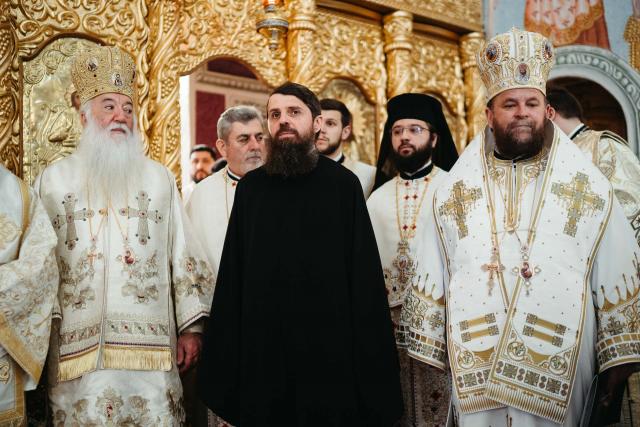 Întronizarea Preasfințitului Părinte BenedicÎntronizarea Preasfințitului Părinte Benedict ca Episcop al Sălajului / Foto: Rotund Perfectt ca Episcop al Sălajului / Foto: Rodund Perfect Întronizarea Preasfințitului Părinte Benedict ca Episcop al Sălajului