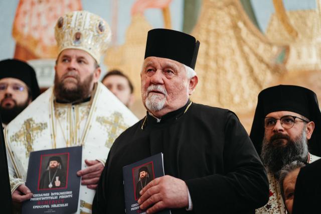 Întronizarea Preasfințitului Părinte BenedicÎntronizarea Preasfințitului Părinte Benedict ca Episcop al Sălajului / Foto: Rotund Perfectt ca Episcop al Sălajului / Foto: Rodund Perfect Întronizarea Preasfințitului Părinte Benedict ca Episcop al Sălajului