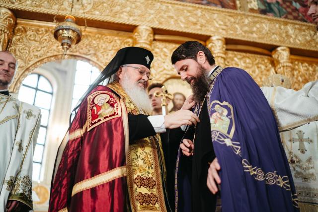 Întronizarea Preasfințitului Părinte BenedicÎntronizarea Preasfințitului Părinte Benedict ca Episcop al Sălajului / Foto: Rotund Perfectt ca Episcop al Sălajului / Foto: Rodund Perfect Întronizarea Preasfințitului Părinte Benedict ca Episcop al Sălajului