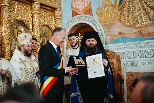 Întronizarea Preasfințitului Părinte BenedicÎntronizarea Preasfințitului Părinte Benedict ca Episcop al Sălajului / Foto: Rotund Perfectt ca Episcop al Sălajului / Foto: Rodund Perfect Întronizarea Preasfințitului Părinte Benedict ca Episcop al Sălajului