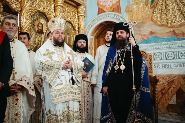 Întronizarea Preasfințitului Părinte BenedicÎntronizarea Preasfințitului Părinte Benedict ca Episcop al Sălajului / Foto: Rotund Perfectt ca Episcop al Sălajului / Foto: Rodund Perfect Întronizarea Preasfințitului Părinte Benedict ca Episcop al Sălajului