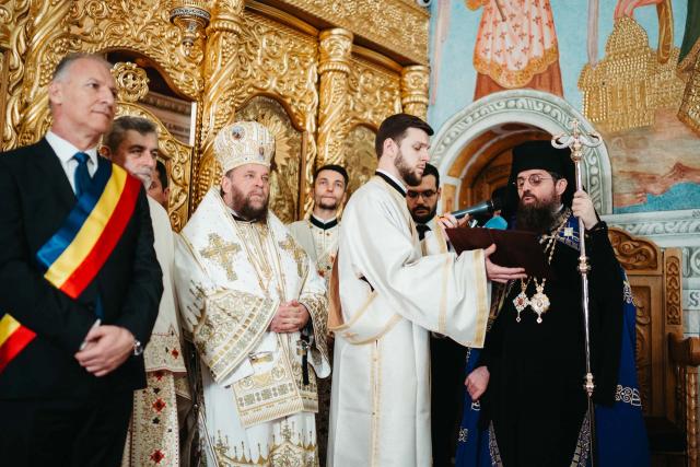 Întronizarea Preasfințitului Părinte BenedicÎntronizarea Preasfințitului Părinte Benedict ca Episcop al Sălajului / Foto: Rotund Perfectt ca Episcop al Sălajului / Foto: Rodund Perfect Întronizarea Preasfințitului Părinte Benedict ca Episcop al Sălajului
