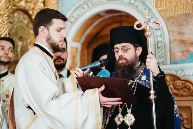 Întronizarea Preasfințitului Părinte BenedicÎntronizarea Preasfințitului Părinte Benedict ca Episcop al Sălajului / Foto: Rotund Perfectt ca Episcop al Sălajului / Foto: Rodund Perfect Întronizarea Preasfințitului Părinte Benedict ca Episcop al Sălajului