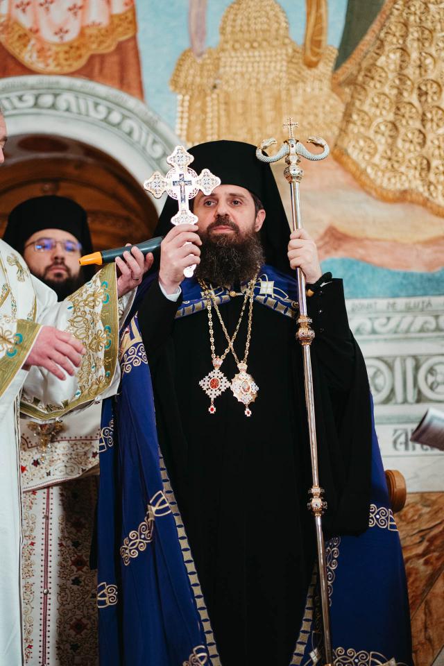 Întronizarea Preasfințitului Părinte BenedicÎntronizarea Preasfințitului Părinte Benedict ca Episcop al Sălajului / Foto: Rotund Perfectt ca Episcop al Sălajului / Foto: Rodund Perfect Întronizarea Preasfințitului Părinte Benedict ca Episcop al Sălajului