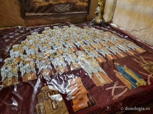 Închinare la moaștele celor 49 de călugări martiri de la Mănăstirea „Sfântul Macarie Egipteanul” / Foto: Magda Buftea Închinare la moaștele celor 49 de călugări martiri de la Mănăstirea „Sfântul Macarie Egipteanul”