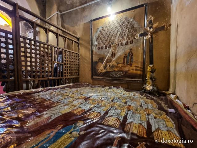 Închinare la moaștele celor 49 de călugări martiri de la Mănăstirea „Sfântul Macarie Egipteanul” / Foto: Magda Buftea Închinare la moaștele celor 49 de călugări martiri de la Mănăstirea „Sfântul Macarie Egipteanul”