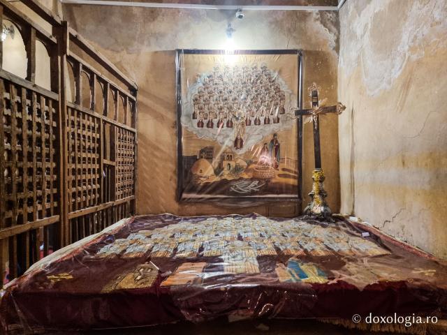 Închinare la moaștele celor 49 de călugări martiri de la Mănăstirea „Sfântul Macarie Egipteanul” / Foto: Magda Buftea Închinare la moaștele celor 49 de călugări martiri de la Mănăstirea „Sfântul Macarie Egipteanul”