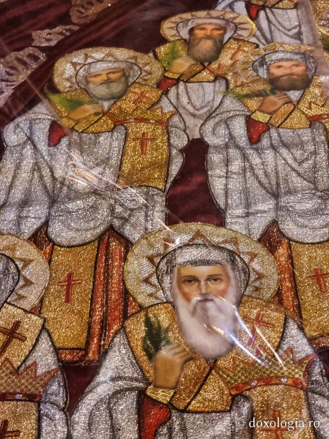 Închinare la moaștele celor 49 de călugări martiri de la Mănăstirea „Sfântul Macarie Egipteanul” / Foto: Magda Buftea Închinare la moaștele celor 49 de călugări martiri de la Mănăstirea „Sfântul Macarie Egipteanul”