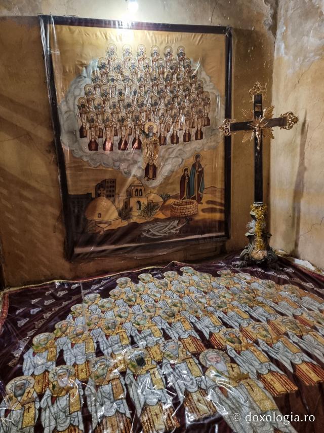 Închinare la moaștele celor 49 de călugări martiri de la Mănăstirea „Sfântul Macarie Egipteanul” / Foto: Magda Buftea Închinare la moaștele celor 49 de călugări martiri de la Mănăstirea „Sfântul Macarie Egipteanul”
