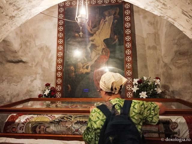 Închinare la moaștele celor trei Sfinți Macarie: Macarie Egipteanul, Macarie Alexandrinul și Macarie Cetățeanul Închinare la moaștele celor trei Sfinți Macarie: Macarie Egipteanul, Macarie Alexandrinul și Macarie Cetățeanul