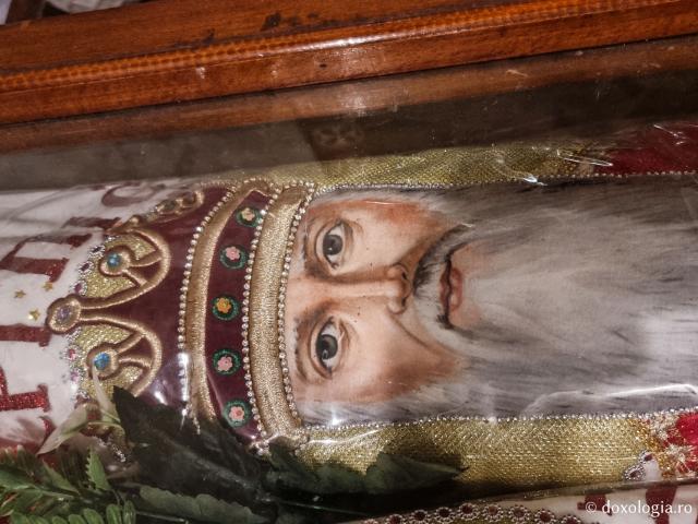 Închinare la moaștele celor trei Sfinți Macarie: Macarie Egipteanul, Macarie Alexandrinul și Macarie Cetățeanul / Foto: Magda Buftea Închinare la moaștele celor trei Sfinți Macarie: Macarie Egipteanul, Macarie Alexandrinul și Macarie Cetățeanul