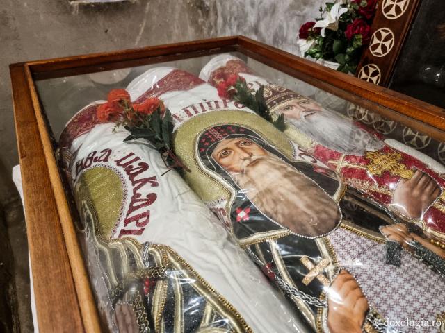 Închinare la moaștele celor trei Sfinți Macarie: Macarie Egipteanul, Macarie Alexandrinul și Macarie Cetățeanul / Foto: Magda Buftea Închinare la moaștele celor trei Sfinți Macarie: Macarie Egipteanul, Macarie Alexandrinul și Macarie Cetățeanul