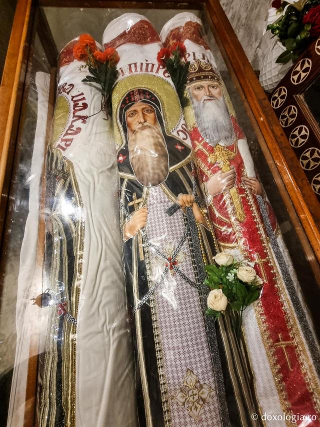 Închinare la moaștele celor trei Sfinți Macarie: Macarie Egipteanul, Macarie Alexandrinul și Macarie Cetățeanul / Foto: Magda Buftea Închinare la moaștele celor trei Sfinți Macarie: Macarie Egipteanul, Macarie Alexandrinul și Macarie Cetățeanul