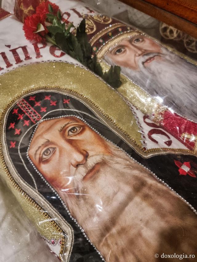 Închinare la moaștele celor trei Sfinți Macarie: Macarie Egipteanul, Macarie Alexandrinul și Macarie Cetățeanul / Foto: Magda Buftea Închinare la moaștele celor trei Sfinți Macarie: Macarie Egipteanul, Macarie Alexandrinul și Macarie Cetățeanul