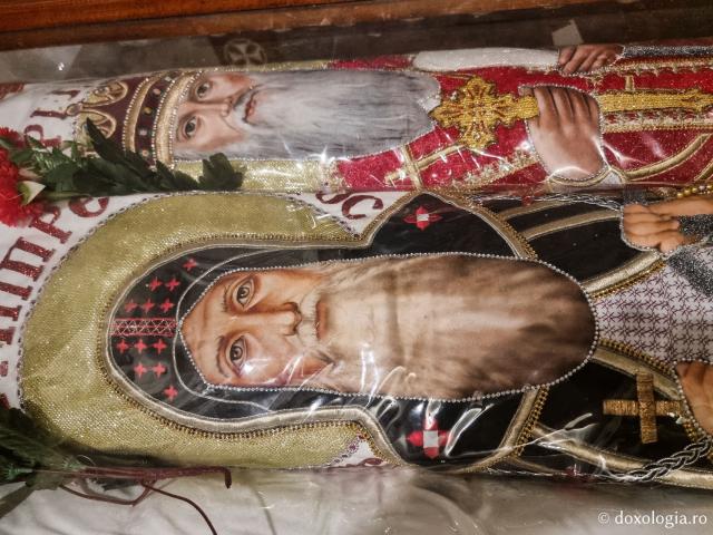Închinare la moaștele celor trei Sfinți Macarie: Macarie Egipteanul, Macarie Alexandrinul și Macarie Cetățeanul / Foto: Magda Buftea Închinare la moaștele celor trei Sfinți Macarie: Macarie Egipteanul, Macarie Alexandrinul și Macarie Cetățeanul