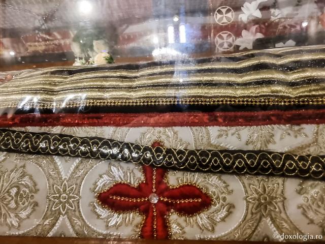 Închinare la moaștele celor trei Sfinți Macarie: Macarie Egipteanul, Macarie Alexandrinul și Macarie Cetățeanul / Foto: Magda Buftea Închinare la moaștele celor trei Sfinți Macarie: Macarie Egipteanul, Macarie Alexandrinul și Macarie Cetățeanul