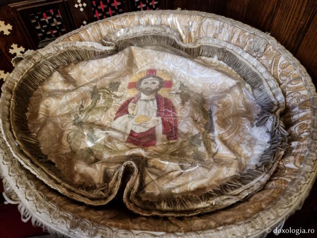 Închinare la moaștele celor trei Sfinți Macarie: Macarie Egipteanul, Macarie Alexandrinul și Macarie Cetățeanul / Foto: Magda Buftea Închinare la moaștele celor trei Sfinți Macarie: Macarie Egipteanul, Macarie Alexandrinul și Macarie Cetățeanul