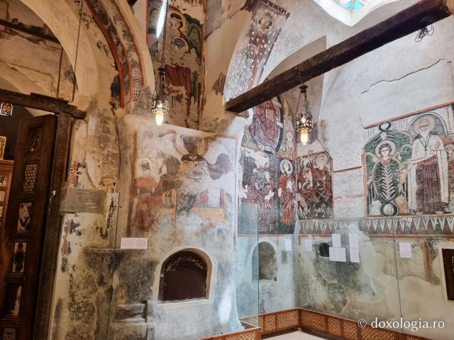 Clipe de răgaz în fața frescelor din biserica Mănăstirii El Sourian din Egipt