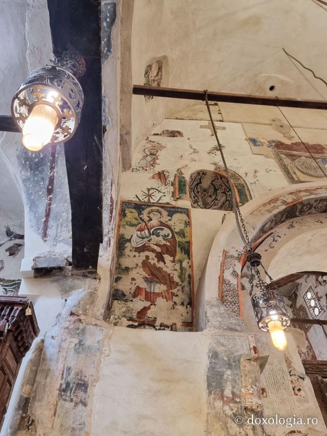 Clipe de răgaz în fața frescelor din biserica Mănăstirii El Sourian din Egipt