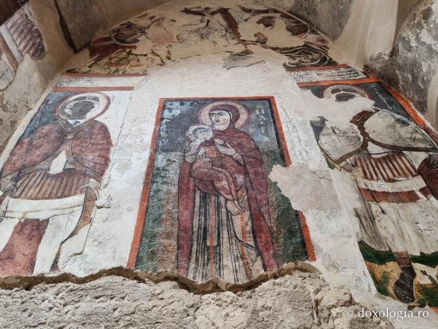 Clipe de răgaz în fața frescelor din biserica Mănăstirii El Sourian din Egipt