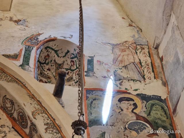 Clipe de răgaz în fața frescelor din biserica Mănăstirii El Sourian din Egipt