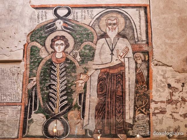 Clipe de răgaz în fața frescelor din biserica Mănăstirii El Sourian din Egipt
