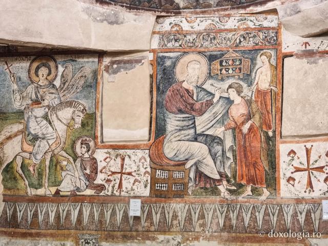 Clipe de răgaz în fața frescelor din biserica Mănăstirii El Sourian din Egipt