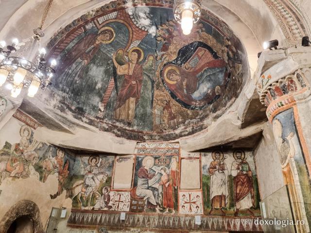 Clipe de răgaz în fața frescelor din biserica Mănăstirii El Sourian din Egipt