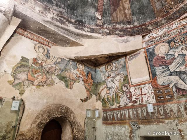 Clipe de răgaz în fața frescelor din biserica Mănăstirii El Sourian din Egipt