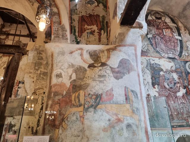 Clipe de răgaz în fața frescelor din biserica Mănăstirii El Sourian din Egipt