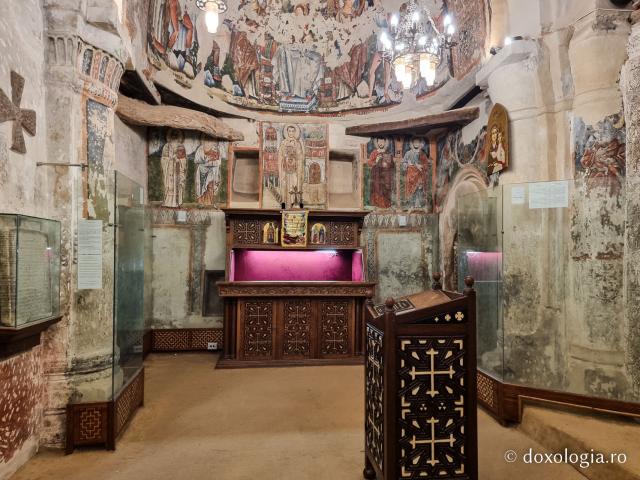 Clipe de răgaz în fața frescelor din biserica Mănăstirii El Sourian din Egipt