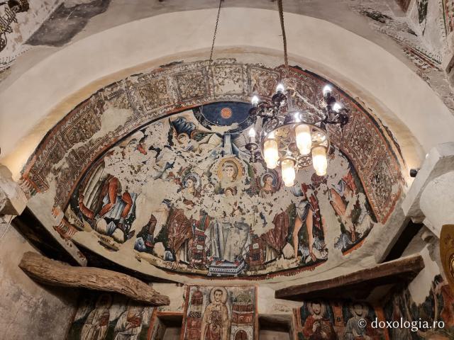 Clipe de răgaz în fața frescelor din biserica Mănăstirii El Sourian din Egipt