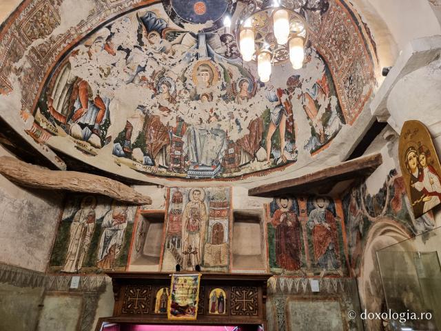 Clipe de răgaz în fața frescelor din biserica Mănăstirii El Sourian din Egipt