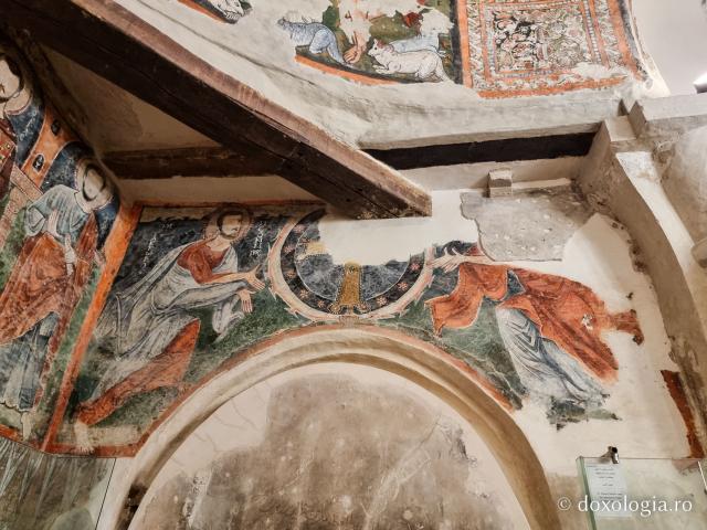 Clipe de răgaz în fața frescelor din biserica Mănăstirii El Sourian din Egipt