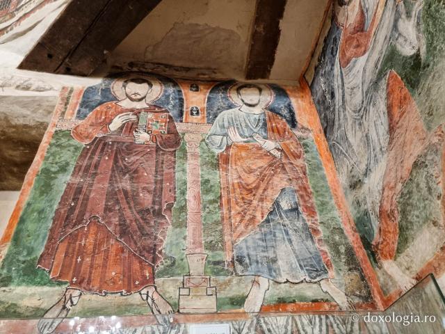 Clipe de răgaz în fața frescelor din biserica Mănăstirii El Sourian din Egipt