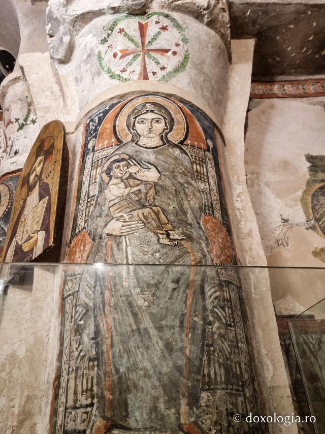 Clipe de răgaz în fața frescelor din biserica Mănăstirii El Sourian din Egipt