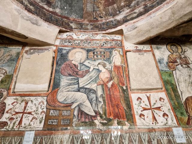 Clipe de răgaz în fața frescelor din biserica Mănăstirii El Sourian din Egipt