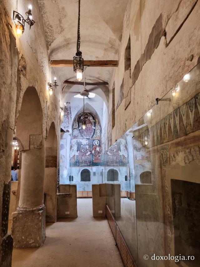 Clipe de răgaz în fața frescelor din biserica Mănăstirii El Sourian din Egipt