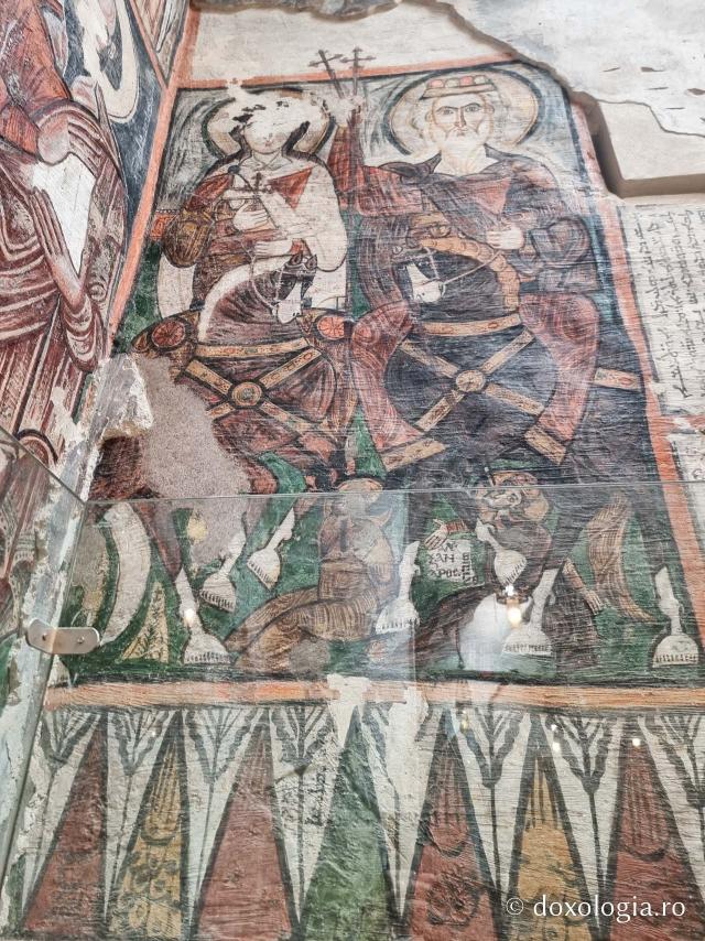 Clipe de răgaz în fața frescelor din biserica Mănăstirii El Sourian din Egipt