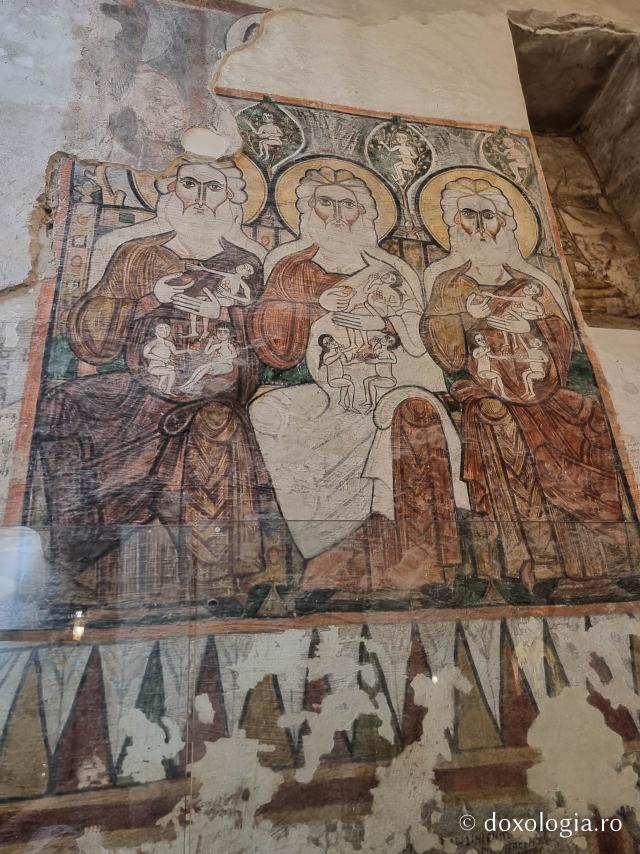 Clipe de răgaz în fața frescelor din biserica Mănăstirii El Sourian din Egipt